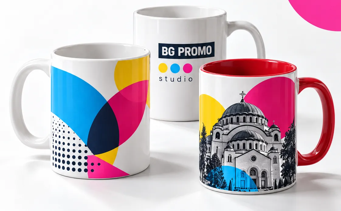Tri šolje sa štampom: CMYK dizajn, BG Promo logo i crtež hrama u boji